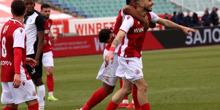 ЦСКА победи Локомотив(Пловдив) с 2:0 и добави точки към актива си. Два гола за червените реализира Йоанис Питас, с което сложи точка на въпросите около неговата ефективност. Тимът на Томаш контролираше мача и отправи 20 удара към вратата, ожт които 11 точни. Имаше и топката в над 70% от времето.  Още в шест минути топката свари неподготвен Йоанис Питас на метри от вратата. Фаетон проби до аутлинията и насочи към кипъреца, неуспял да нанесе удар. „Черно-белите“ отвърнаха с неточен удар на Хуан Переа, минал до вратата на Лапоухов.