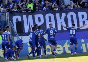 Гавра с 12 000 на „Герена“! Футболисти слаби, треньорът не знае къде е, Наско Сираков – сляп