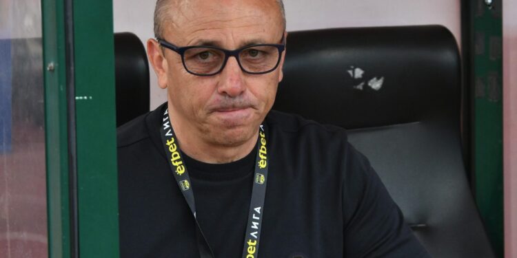 Треньорът на Черно море наказан заради “насилствено поведение”