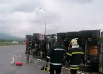 Драма с пътна бариера: Преобърнат камион, превозващ празни бутилки с метан, причинява задръстване по пътя Асеновград-Пловдив. Прочетете пълната история на 👇 👇 👇