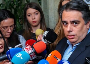 Асен Василев: Лекарите трябва да спрат да приемат болни ли, за да получат нормални заплати?