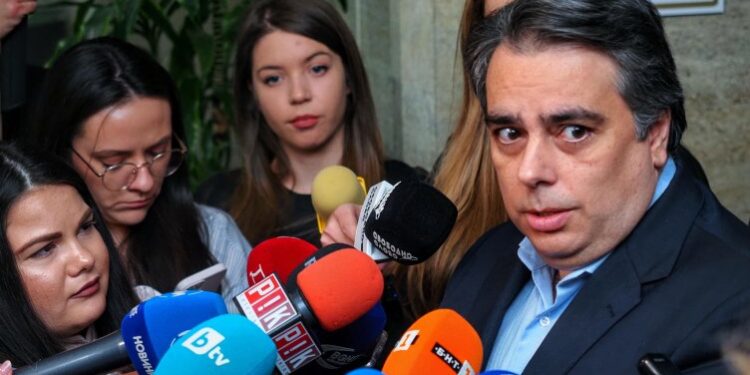 Асен Василев: Лекарите трябва да спрат да приемат болни ли, за да получат нормални заплати?