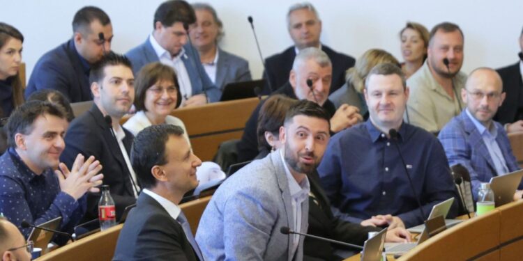 Под заплахата от невиждан червен митинг под прозорците, общинарите се поправиха: Ще има спирка ЦСКА