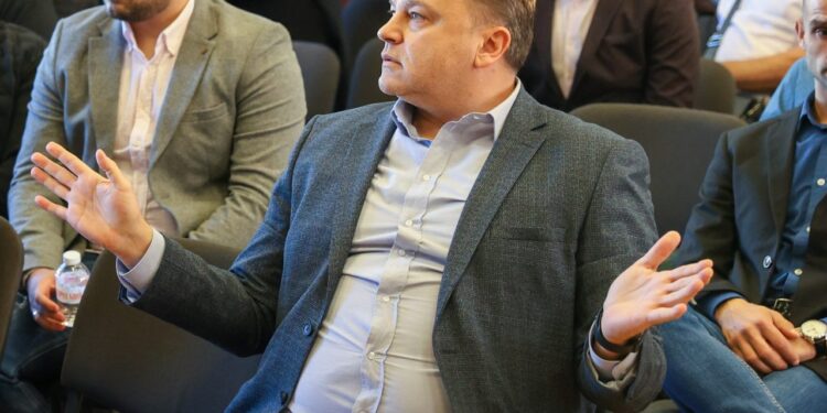 Разпитват в полицията човек от щаба на Бербатов, обвинен, че звънял на национали с неприлични оферти