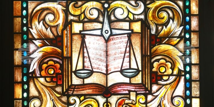 Десетки професори по право обжалват предложения еврореферендум