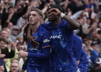 ХАОС ИЗБУХНА НА ТЕРЕНА! САМОТЕН ФЕН НА ЛЕВСКИ ЩУРМУВА ИГРИЩЕТО В СРЕДАТА НА МАЧА, СПРЯ ИГРАТА ШОКИРАЩО!