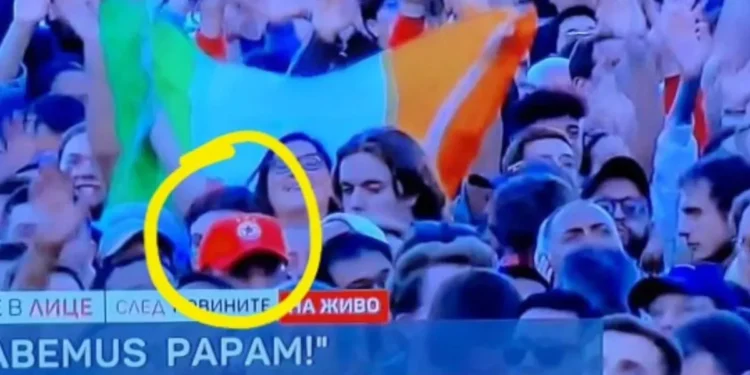 Мистериозен “червен” фен взриви Ватикана! Шапка на ЦСКА в епицентъра на папската церемония!