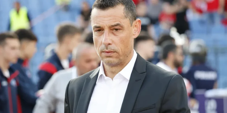 Хмм… Аз никъде не мърдам, отсече наставникът на ЦСКА.” “Не мърдам