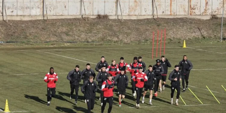 ЕВРОПЕЙСКАТА МЕЧТА НА ПАРЧЕТИ?! Подготовката на ЦСКА за Плейофа е Ударена от КРИТИЧЕН УДАР: Локило и Файтон Мистериозно Изчезнали – Какво се Случва на „Армията“?!