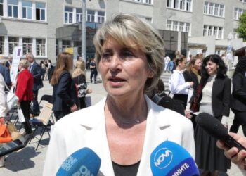 Весела Лечева: Обърквам се вече от това, което пише Костадинова