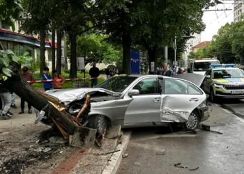 ТОКУ-ЩО 🚨: Mercedes се блъсна в претъпкана автобусна спирка в Хасково. Научете повече на 👇 👇 👇
