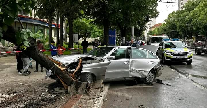 ТОКУ-ЩО 🚨: Mercedes се блъсна в претъпкана автобусна спирка в Хасково. Научете повече на 👇 👇 👇