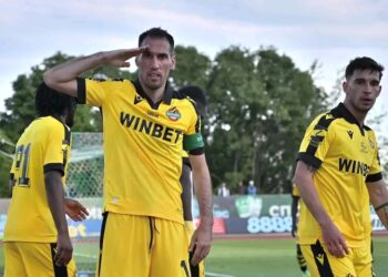 От терена до страничната линия: Ботев Plovdiv 🟡 ⚫ Преговаря за цялостно 3-годишно удължаване на договора с ветерана Иванов Попов, което включва и път към треньорския щаб като опция. Научете повече на 👇 👇 👇