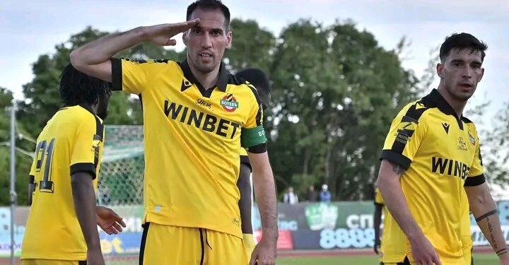 От терена до страничната линия: Ботев Plovdiv 🟡 ⚫ Преговаря за цялостно 3-годишно удължаване на договора с ветерана Иванов Попов, което включва и път към треньорския щаб като опция. Научете повече на 👇 👇 👇