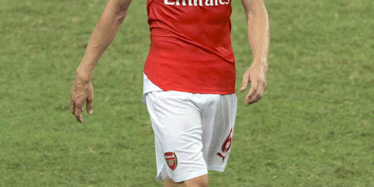 Бордът на ЦСКА София подписва с бившия капитан на Арсенал Лоран Косиелни, който е свободен агент, за 4-годишен договор, медицински прегледи насрочени