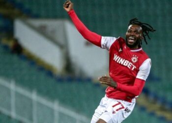 Коялипу остана без треньор