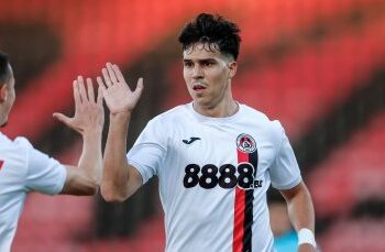 ЕКСКЛУЗИВНО: ШОКИРАЩ ОБРАТ! ЛЕВСКИ СОФИЯ ОПРЕДЕЛИ ЕПИЧНА ДАТА ЗА БИТКА С ЛОКОМОТИВ СОФИЯ, ЗАЛАГАЙКИ ОГРОМНА СУМА, КОЯТО ЩЕ РАЗТРЪСЕ БЪЛГАРСКИЯ ФУТБОЛ ДО ОСНОВИ!