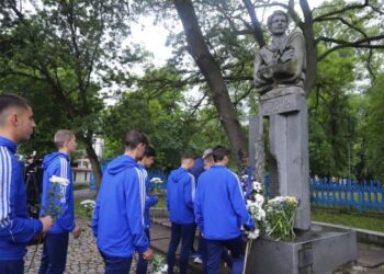 Левски почита Гунди утре