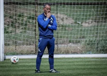 ШОКОВИ ВЪЛНИ НА ГЕРЕНА: ТРЕНЬОРЪТ НА ЛЕВСКИ ПОСОЧИ С ПРЪСТ ИГРАЧИ ЗА БЕДСТВЕНОТО СЪСТОЯНИЕ НА ОТБОРА