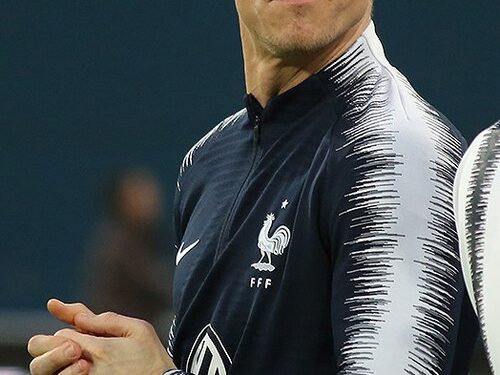 Бордът на Левски София, воден от Наско Сираков, подписва с бившия капитан на Арсенал Лоран Косиелни, който е свободен агент, за 4-годишен договор, медицински прегледи насрочени