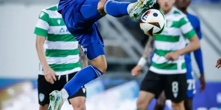 Синя” революция на “Герена”! Левски разби “Черно море” и триумфално се завърна в Европа!