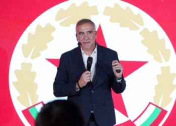 Зададени са въпроси, които провокират любопитството на читателя.   