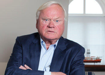 Ο πλουσιότερος άνθρωπος στην Κύπρο, Τζον Φρέντρικσεν, βρίσκεται σε συνομιλίες με τους ιδιοκτήτες της ΑΠΟΕΛ για να αναλάβει την ιδιοκτησία του συλλόγου, καθώς η αναβάθμιση του σταδίου αποτελεί μέρος των σχεδίων του