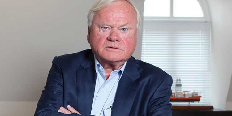 Ο πλουσιότερος άνθρωπος στην Κύπρο, Τζον Φρέντρικσεν, βρίσκεται σε συνομιλίες με τους ιδιοκτήτες της ΑΠΟΕΛ για να αναλάβει την ιδιοκτησία του συλλόγου, καθώς η αναβάθμιση του σταδίου αποτελεί μέρος των σχεδίων του