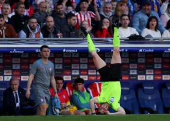 Съдия под АТАКА? ШОКИРАЩИ сцени след мача на ЦСКА оставиха феновете ИЗУМЕНИ!