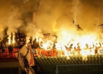 Електричната атмосфера на стадион на ЦСКА е осезаема! С трибуните, пълни с разпалени фенове, облечени в червено, енергията е електрическа.