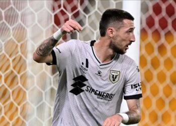 ТРАНСФЕРНИ КЛЮКИ 🚨: Хърватско крило, оценено на близо милион евро, напуска Австралия и отива в полза на „червените“. Научете повече на 👇 👇 👇