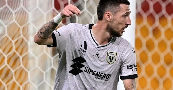 ТРАНСФЕРНИ КЛЮКИ 🚨: Хърватско крило, оценено на близо милион евро, напуска Австралия и отива в полза на „червените“. Научете повече на 👇 👇 👇