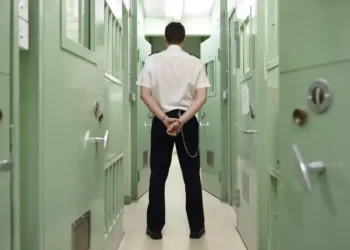 Българското правителство ще разшири малка пилотна схема, предлагаща доброволна химическа кастрация на някои сексуални престъпници, до още 20 затвора, след като доклад заяви, че процесът трябва да продължи.