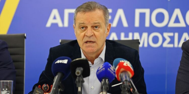 Πρόεδρος του ΑΠΟΕΛ Πρόδρομος Πετρίδης, μεταφέρθηκε εσπευσμένα στο νοσοκομείο μετά από κατάρρευση πριν από λίγο, καθώς οι γιατροί ισχυρίζονται ότι είναι σπάνιο για άτομα με τον τύπο αίματός του να επιβιώσουν από την ασθένεια