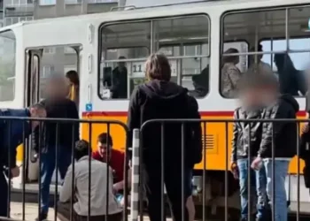 Група млади мъже в черно нападат брутално 18-годишен студент и го пребиват без причина посред бял ден в трамвай. Научете повече на 👇 👇 👇