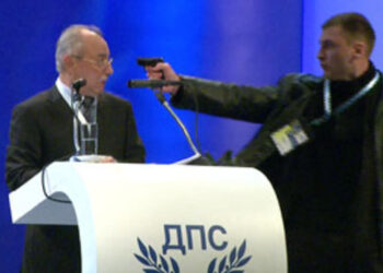 Български политик е заплашен с пистолет по време на конференция.