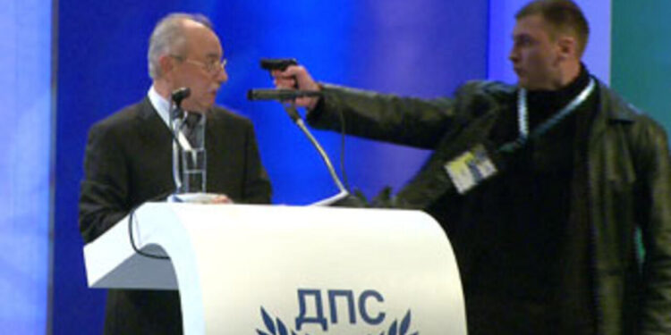 Български политик е заплашен с пистолет по време на конференция.