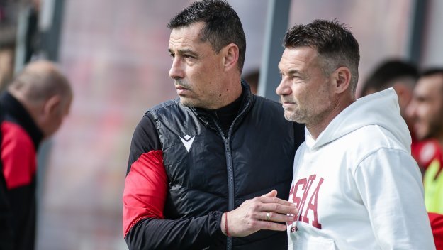 Александър Томаш още ли не си е подал оставката, след като преди месец Сектор Г, а сега лично и легендата Христо Стоичков му я поиска? Сашковата “кадърност” в треньорството е пословична, за нея се носят легенди от Търново до Стара Загора, от Банско до Пловдив, а сега вече и в София. Без спечелен трофей, без място в Европа, а само изпадания… Подобни митове има и за паричната алчност на Томаш, както и за неговите морал и достойнство. Сашко никога не си тръгва сам, а чака да бъде уволнен и да си лапне паричките… Същото е меродавно и за кликата около него. Помощници, които единствено ще се запомнят с комичните си и неадекватни подскачания около тъчлинията. ЦСКА е гранд и не е училище за треньори. ЦСКА се нуждае от лидер на пейката. Нуждае се от треньор, който знае какво е да се печелят трофеи, а не да се изпада. Самочувствието на Томаш е на нивото на феновете на ЦСКА – световно, но явно качествата му са твърде лимитирани… Томаш с лека ръка пренебрегна присъдата от сектор Г, но тази на Стоичков го зашлеви звучно. Томаш, вън! Не ставаш за ЦСКА! Никой вече не те иска!