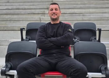 Ето интересен новинарски репортаж със запомнящо се заглавие за треньор, говорещ страстно за проект за нов стадион: