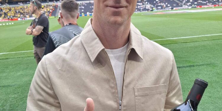 Божинов изпрати вино на Левски на бивш английски национал (СНИМКИ)