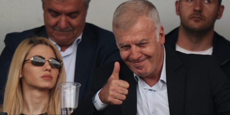 Сираков спешно привиква трима: Приемете следващата оферта от чужбина и Левски да ви продава вече…