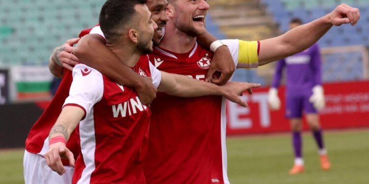 БЕЗ КОМЕНТАР: ЗВЕЗДАТА НА ЦСКА ПРОДАДЕНА ЗАД ГЪРБА НА ФЕНОВЕТЕ! “НЯМА ДА СЕ ВЪРНЕ В СОФИЯ!