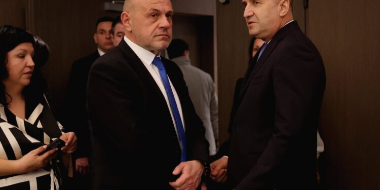 Томислав Дончев разкри, че реки от пари потичат към България! И хвърли Румен Радев на кучетата: Не така!