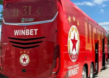 Нов автобус, нов дизайн, ново лого – ОБОЖАВАМ ЦСКА! Нека си пожелаем едно: Новото ни бижу да влезе в сервиз… за още купи! ЦСКА е най-доброто семейство… още по-силни!
