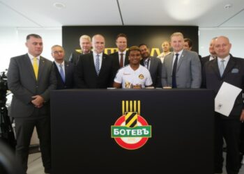 ИЗГРЯВАЩАТА ЗВЕЗДА ИСААК АЛАВИЯ СЕ ПРИСЪЕДИНЯВА КЪМ ПФК ЛЕВСКИ СОФИЯ 🔵 ⚪:  Много поздравления за Исак Алавия, който подписа с ПФК Левски София, след като изкара впечатляващ сезон!