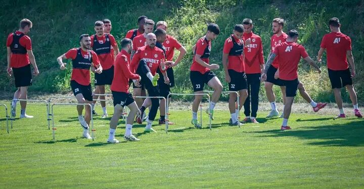 ЦСКА Шокира Футболния Свят: Нов Треньор Привлича Звездни Попълнения, Революцията Набира Скорост!