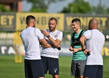 ГЛЕДАЙТЕ ⚠️: Ботев Plovdiv 🟡 ⚫ започна с петима играчи на проби, има нов човек в треньорския щаб, познато име се завърна в Чийърс!