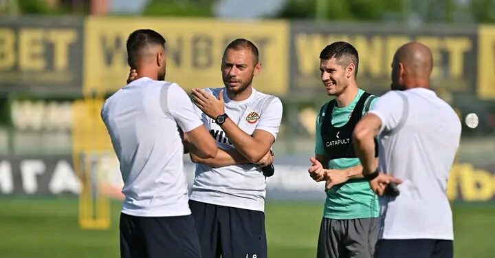 ГЛЕДАЙТЕ ⚠️: Ботев Plovdiv 🟡 ⚫ започна с петима играчи на проби, има нов човек в треньорския щаб, познато име се завърна в Чийърс!