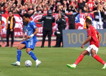 От Ротердам потвърдиха интереса си към бранител на Левски! Сините го продават и почват да търсят нов