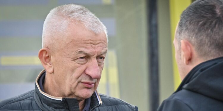 ЛОКОМОТИВ ПЛОВДИВ ⚫⚪ СОБСТВЕНИКЪТ КРУШАРСКИ РАЗКРИВА АМБИЦИОЗНИ ПЛАНОВЕ: Когато пристигнах, имаше изпотрошен терен, плевня и стар стадион! Започваме от нулата, ще добавя колкото е необходимо!